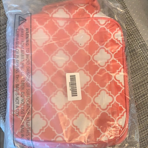 NIB Coral and White Quatrefoil Softside Lunchbox - Picture 2 of 3